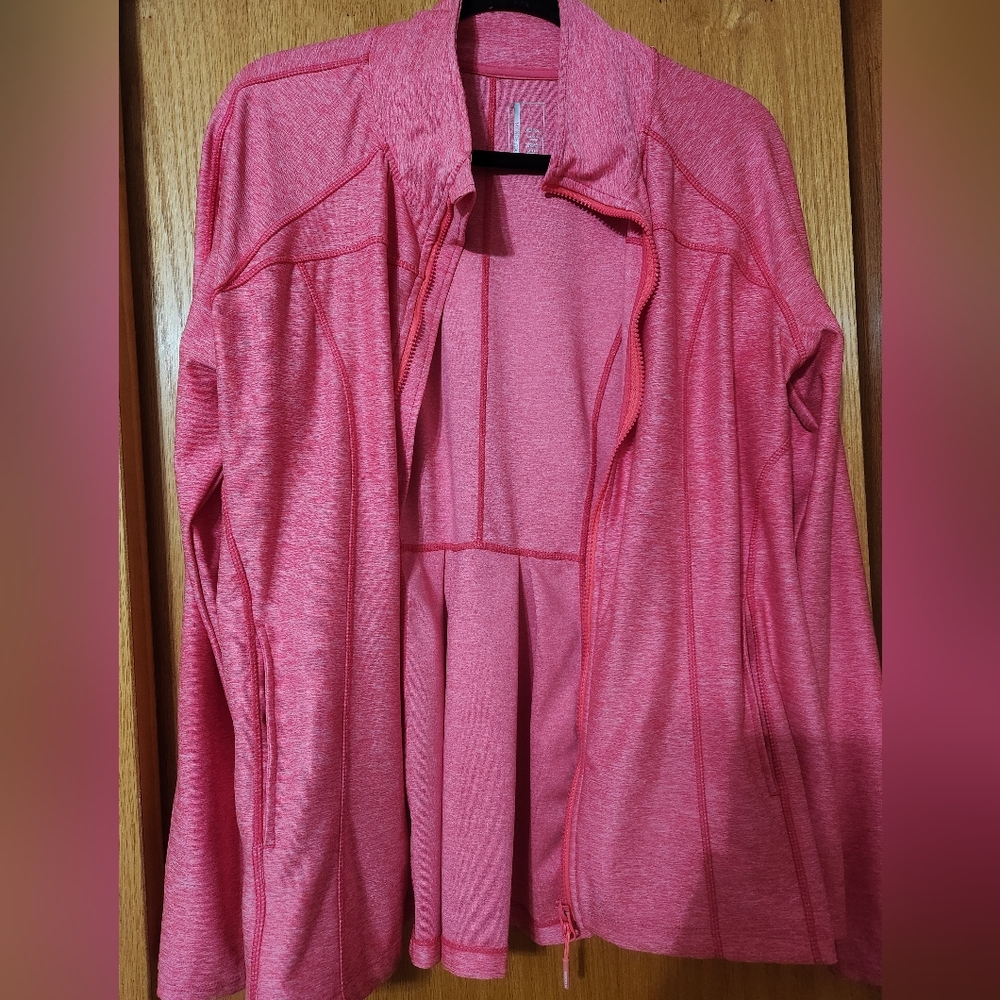 XL mondetta ladies zip up jacket, with pockets and pretty pleated back accent